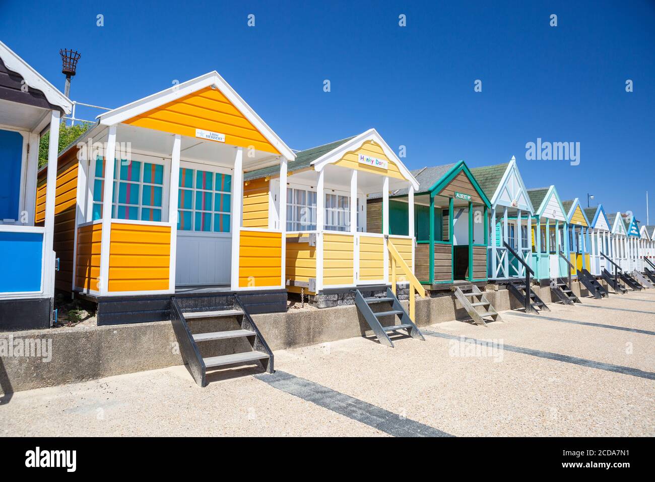 Bunte Strandhütten, Southwold, Suffolk, Großbritannien. Britisches Urlaubsziel am Meer. Stockfoto