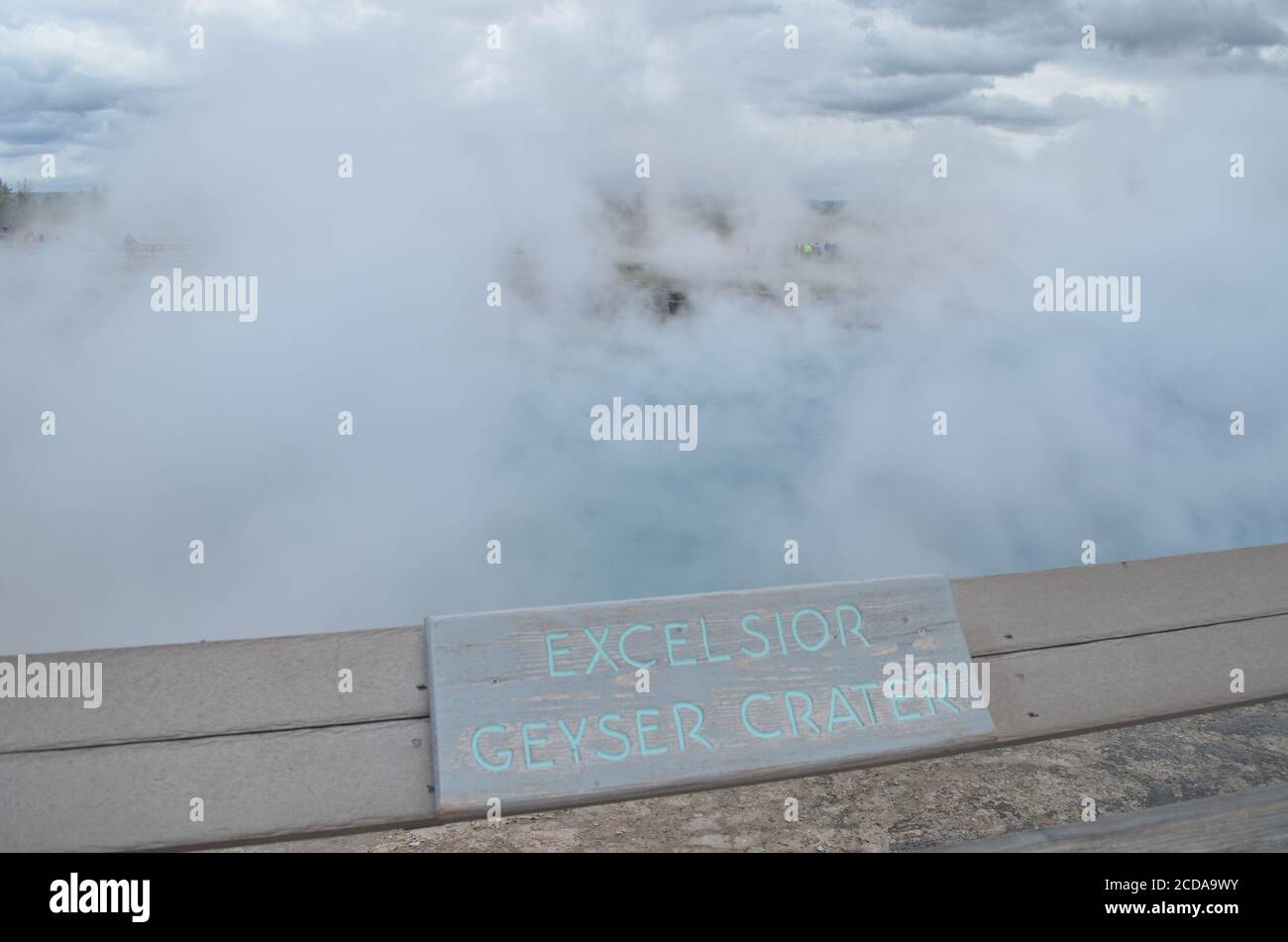 YELLOWSTONE-NATIONALPARK, WYOMING - 9. JUNI 2017: Dichter Dampf zieht vom Excelsior Geyser Crater im mittleren Geyser Basin ab Stockfoto