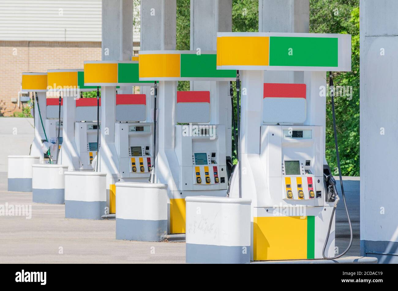 Die horizontale Aufnahme der Reihe der Kraftstoffpumpen mit der Marke entfernt und die Farben geändert. Stockfoto