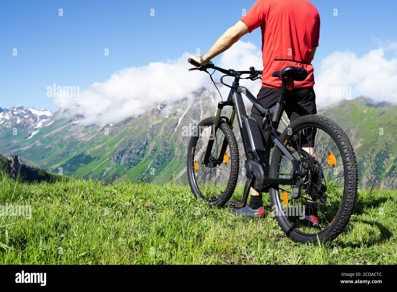 E Bike Radfahren in Österreich. Mann Mit Ebike Stockfoto