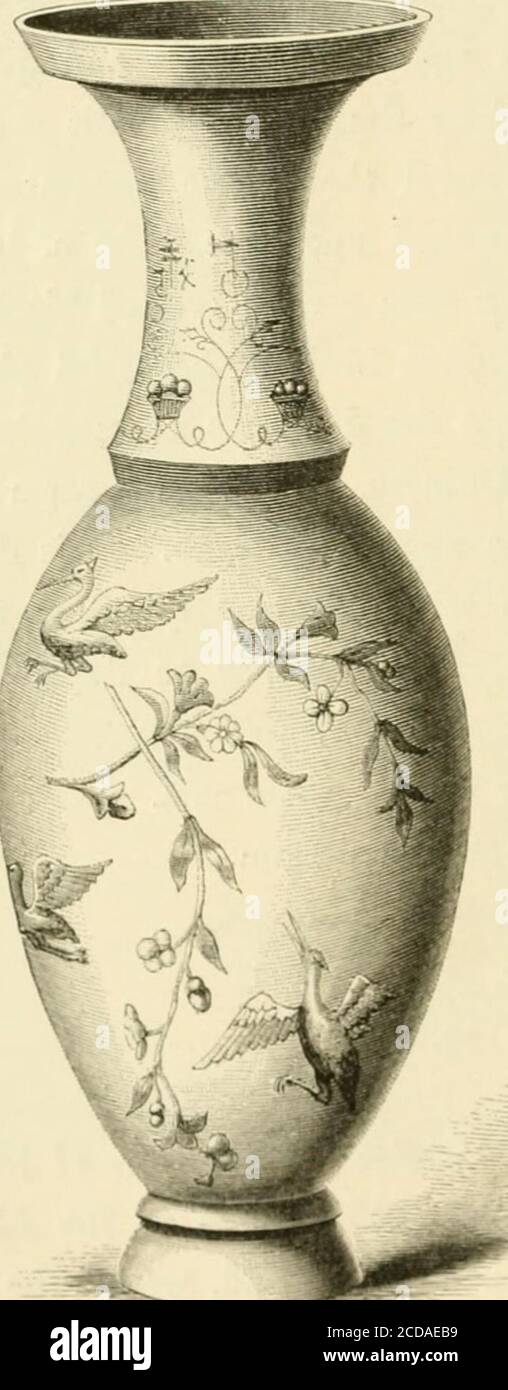 . Keramik und Porzellan, von der frühen Zeit bis zur Philadelphia Ausstellung von 1876 . Kiri-mon. Guik-mon. Dreiblättrige Malve. Die Vase hier gegeben (Abb. 117), aus der Sammlung von Mr. Averys im New York Museum of Art, ist eine gute Illustration dafür, wie die Japaner natürliche Formen künstlerisch und nicht natürlich verwendeten. F *- FiO. Wl. – Von. Herr Aren/n Collection. JAPANISCHE DEKORATION. 217 die Beschreibung ist wie folgt: Yase, von eleganter Form, ein Boden aus Weiß, ein Zweig eines Baumes unviolett Farbe, die um den Körper, von dem abhängen die Fniit und Blumen des Pfirsich der Langlebigkeit in reichen Farben Stockfoto