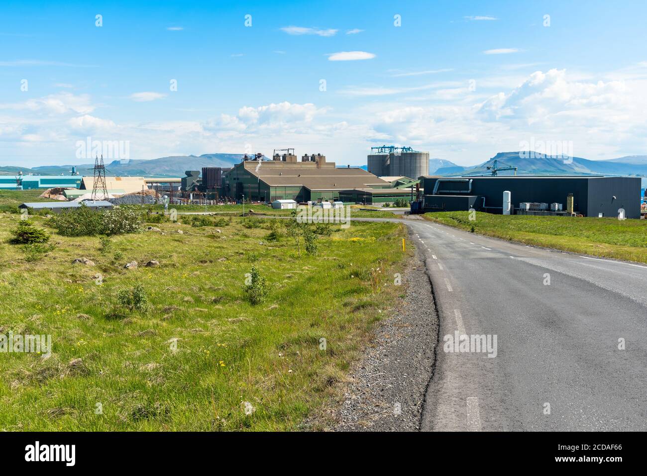 Blick auf eine Produktionsstätte in Island auf einem sonnigen Sommertag Stockfoto