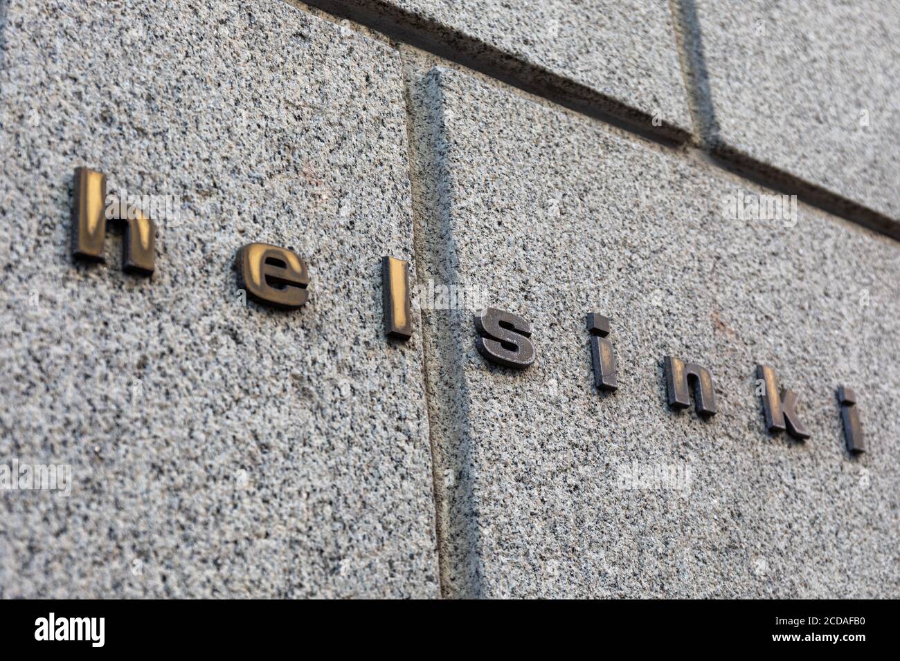 Helsinki Metallbriefe an der Wand des Geschäftsgebäudes Stockfoto