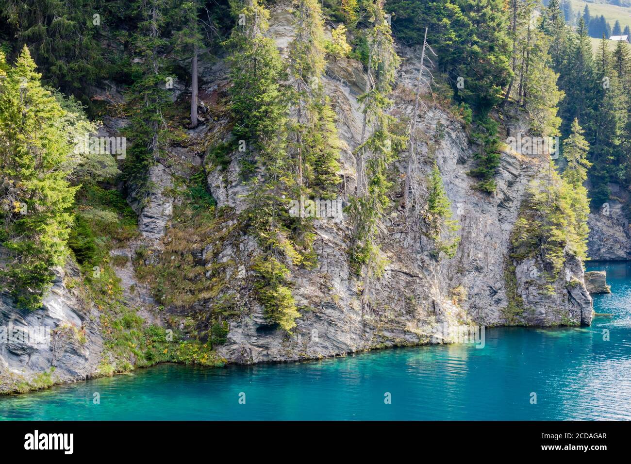 Cliff und blau türkis Wasser auf Saint Gerin See, Alpen, Frankreich Stockfoto
