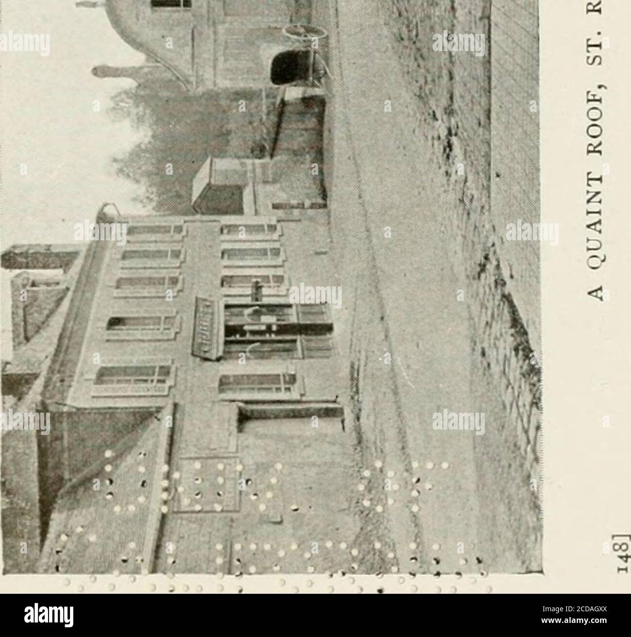 . Guckt in die Picardie . ich^iij. KAPITEL III PONT REMY - FONTAINE-SUR-SOMME - LONG - LONGPRE - AIRAINES - RAMBURES - PICQUIGNY Nachdem er die wichtigeren en-virons von Abbeville besucht hat, kann der kleinere jetzt mit dem Handel beginnen, bevor er an Amiens, Corbie und Albert, am äußersten Ende des Bezirks, weitergeht. Beim Verlassen von Abbeville gibt es einen schönen Spaziergang am Ufer des Flusses, so weit, oder fast so faras, das erste Dorf von Interesse, Pont Remy. Es ist möglich, dass der spätere Teil des Jahres gewählt werden sollte, wenn die Bäume beginnen, ihre Herbstfärbungen anzunehmen, denn dann ist die Wanderung tatsächlich Faszienanbetung. Auf ei Stockfoto