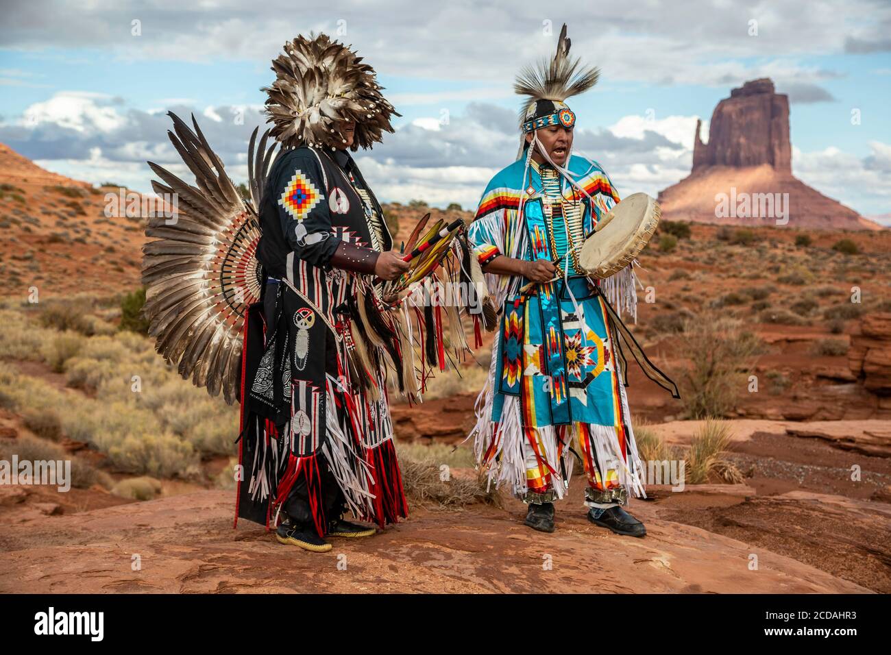 Navajo Tänzer, East Mitten Butte im Hintergrund, Monument Valley, Arizona und Utah Grenze USA Stockfoto