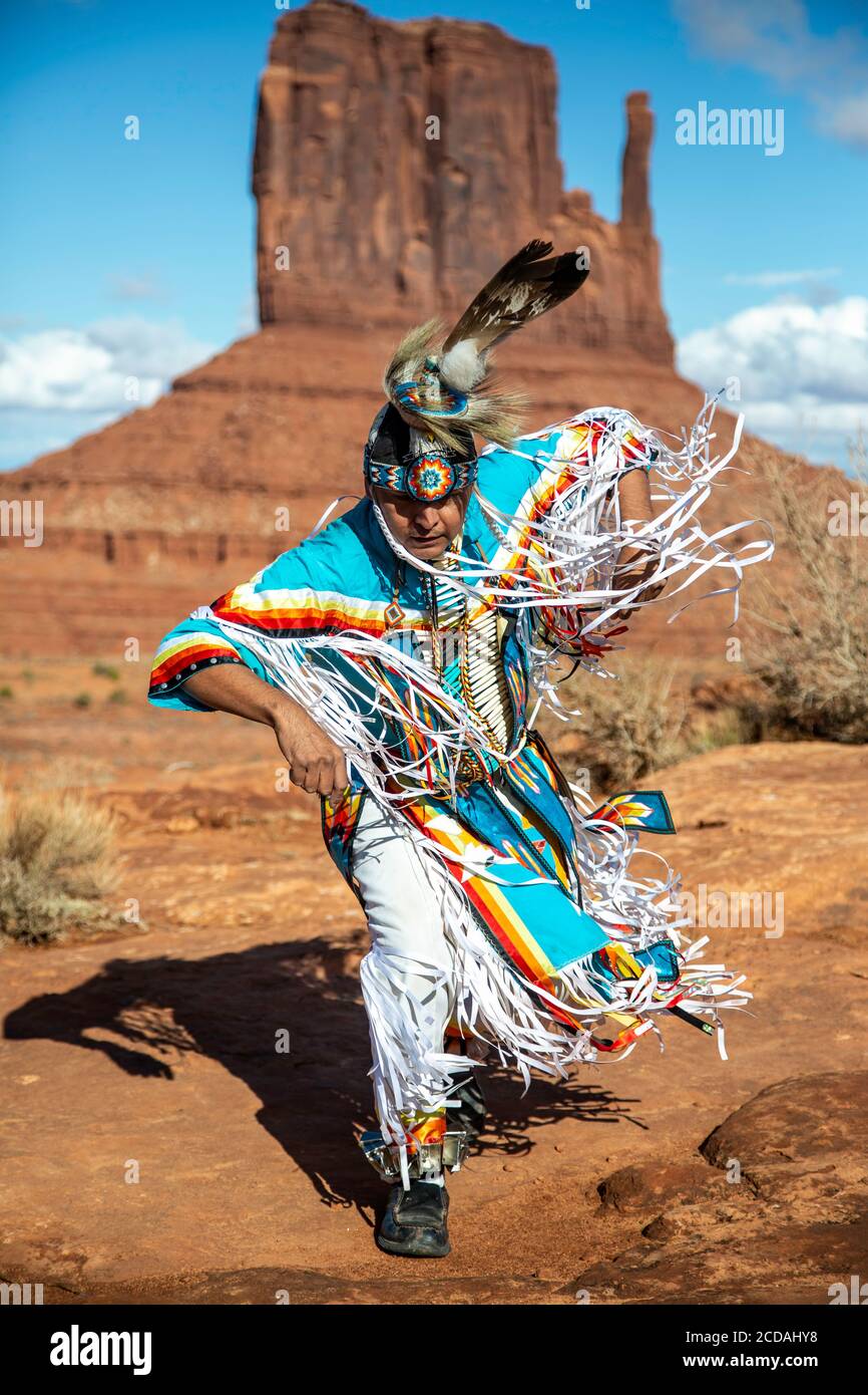 Navajo Dancer, West Mitten Butte im Hintergrund, Monument Valley, Arizona und Utah Grenze USA Stockfoto