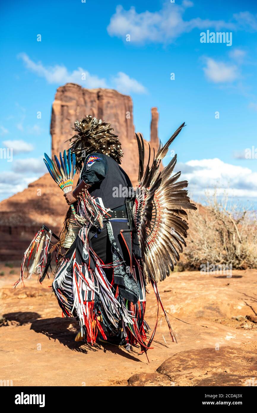 Navajo Dancer, West Mitten Butte im Hintergrund, Monument Valley, Arizona und Utah Grenze USA Stockfoto