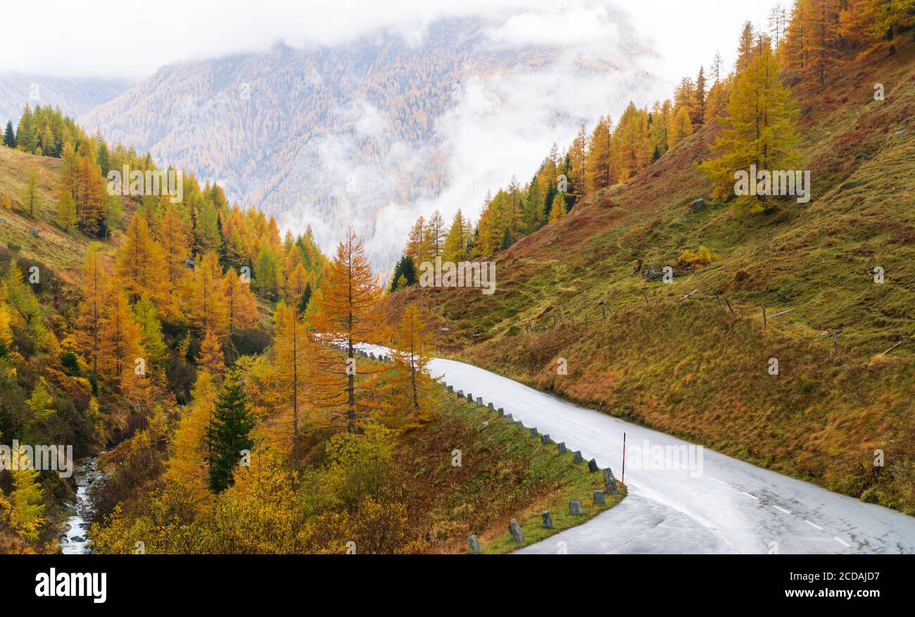 Straße über die Berge im Herbst Stockfoto