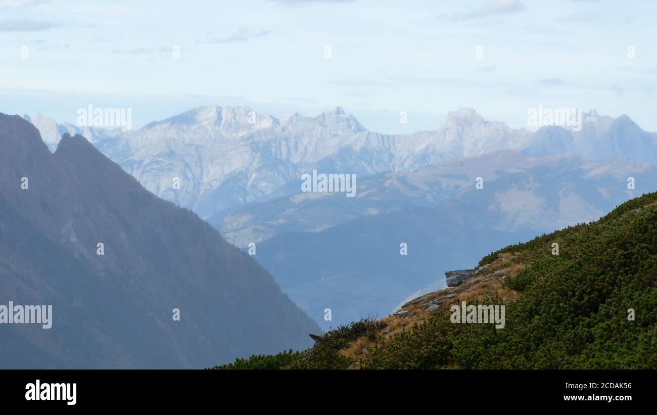 Die alpen in der Ferne Stockfoto