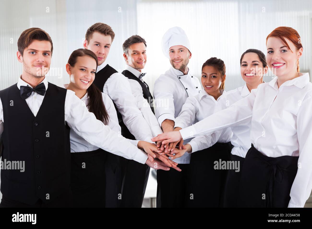 Vielfältiges Team Von Kellnern Und Hospitality-Personal Menschen In Uniform Stockfoto