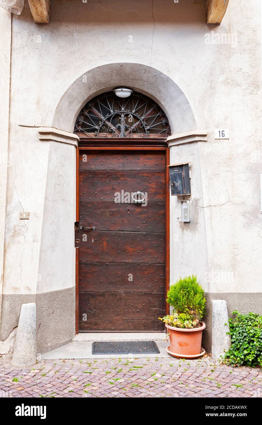Tür, Serralunga, Piemont, Italien Stockfoto