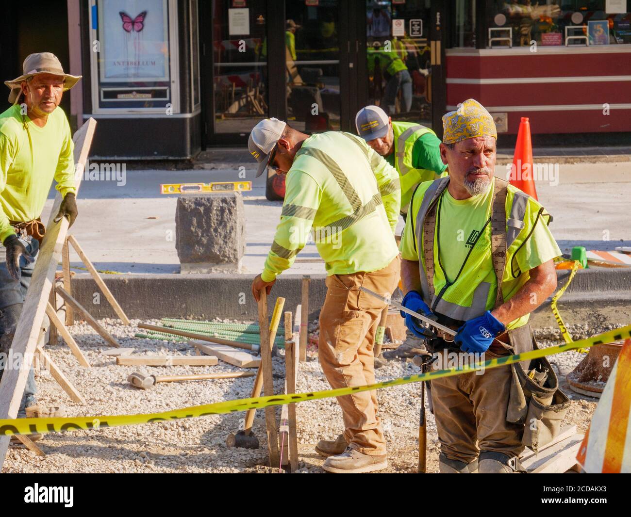 Bauarbeiter auf Lake Street Wiederaufbau Projekt. Oak Park, Illinois. Stockfoto
