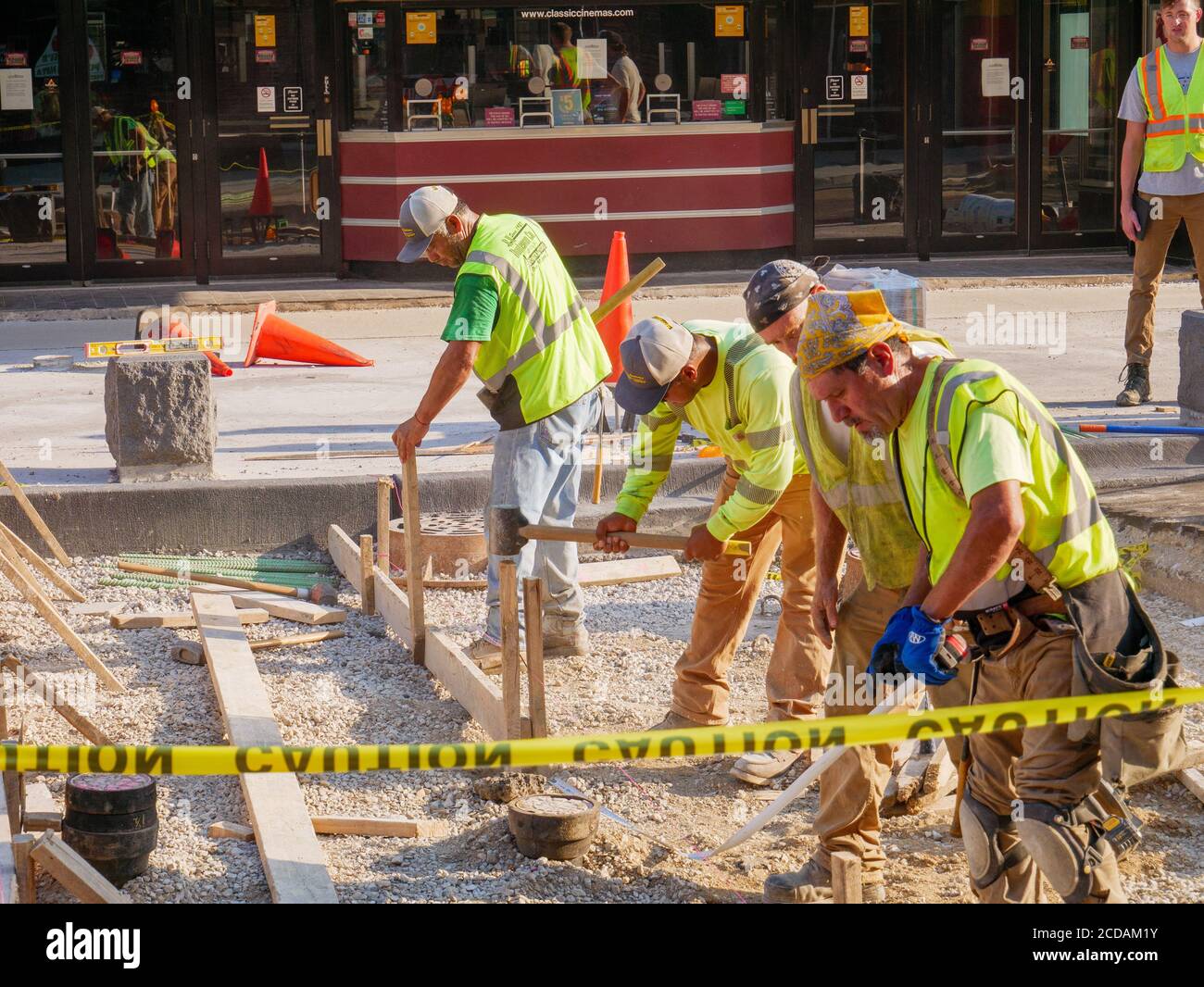 Bauarbeiter auf Lake Street Wiederaufbau Projekt. Oak Park, Illinois. Stockfoto