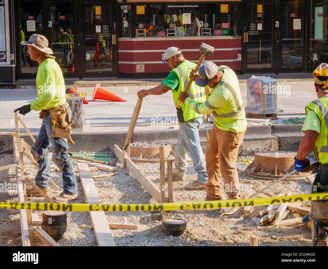 Bauarbeiter auf Lake Street Wiederaufbau Projekt. Oak Park, Illinois. Stockfoto