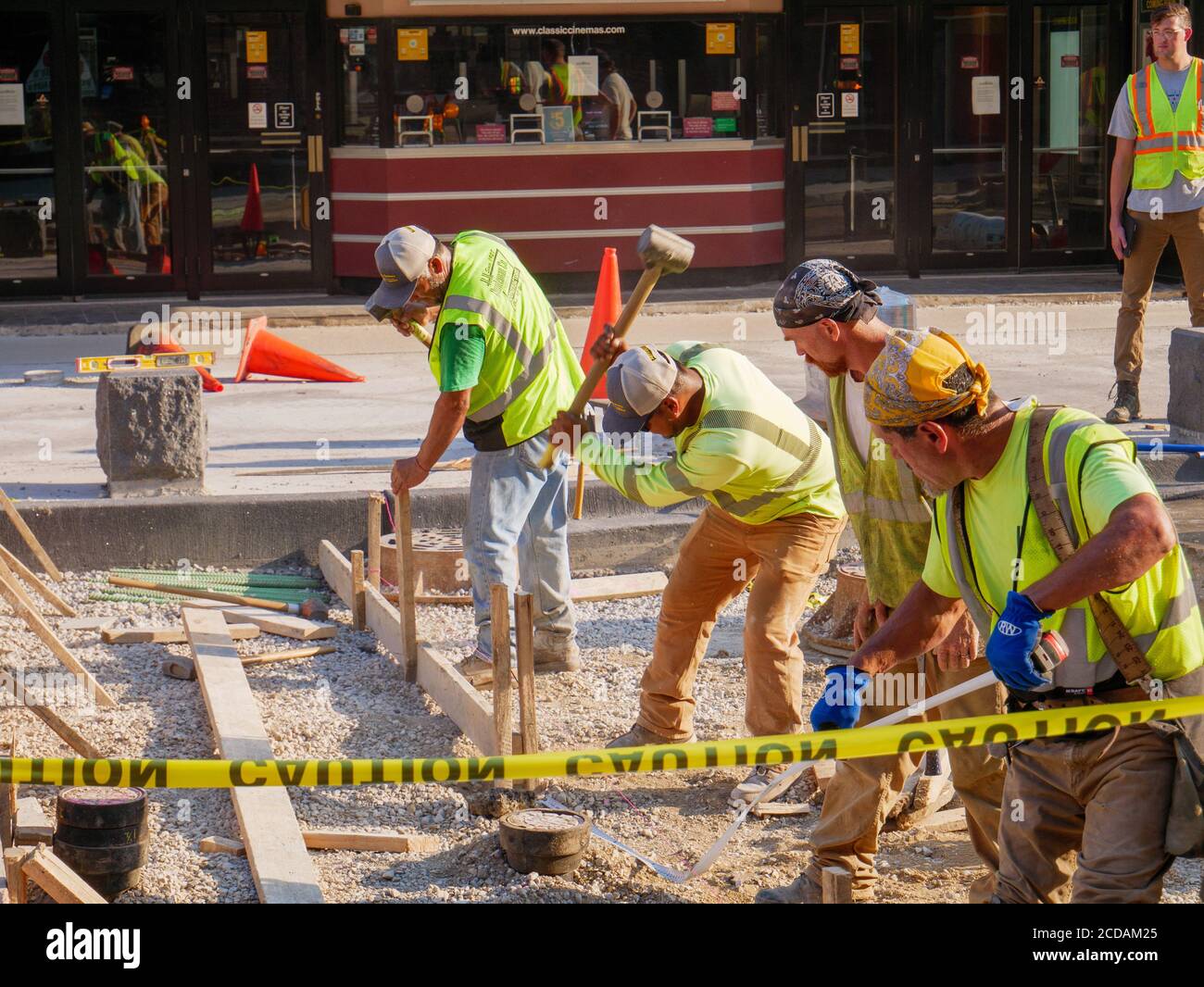 Bauarbeiter auf Lake Street Wiederaufbau Projekt. Oak Park, Illinois. Stockfoto