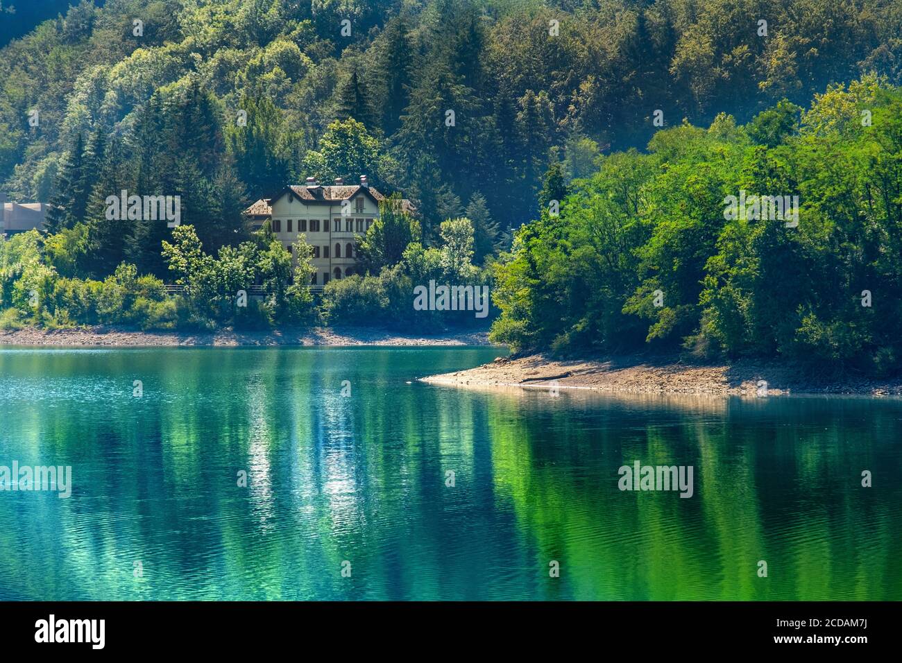 gebäude mit Blick auf den see mit Reflexionen auf dem Wasser Stockfoto