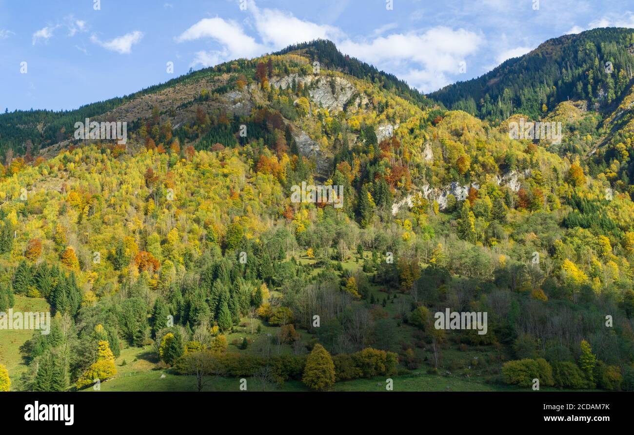 Hügel am Fuße der Alpen Stockfoto
