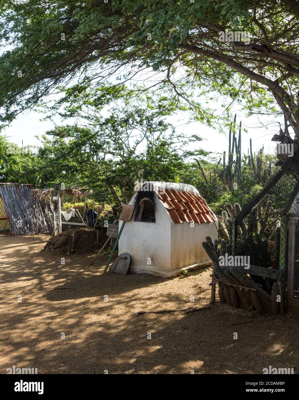 Der Outdoor-Ofen eines Kunuku-Hauses, oder kas di pal’i maishi, ursprünglich als Häuser für die Sklaven auf den Plantagen auf Curacao gebaut. In Der Nähe Von Barber, Cur Stockfoto