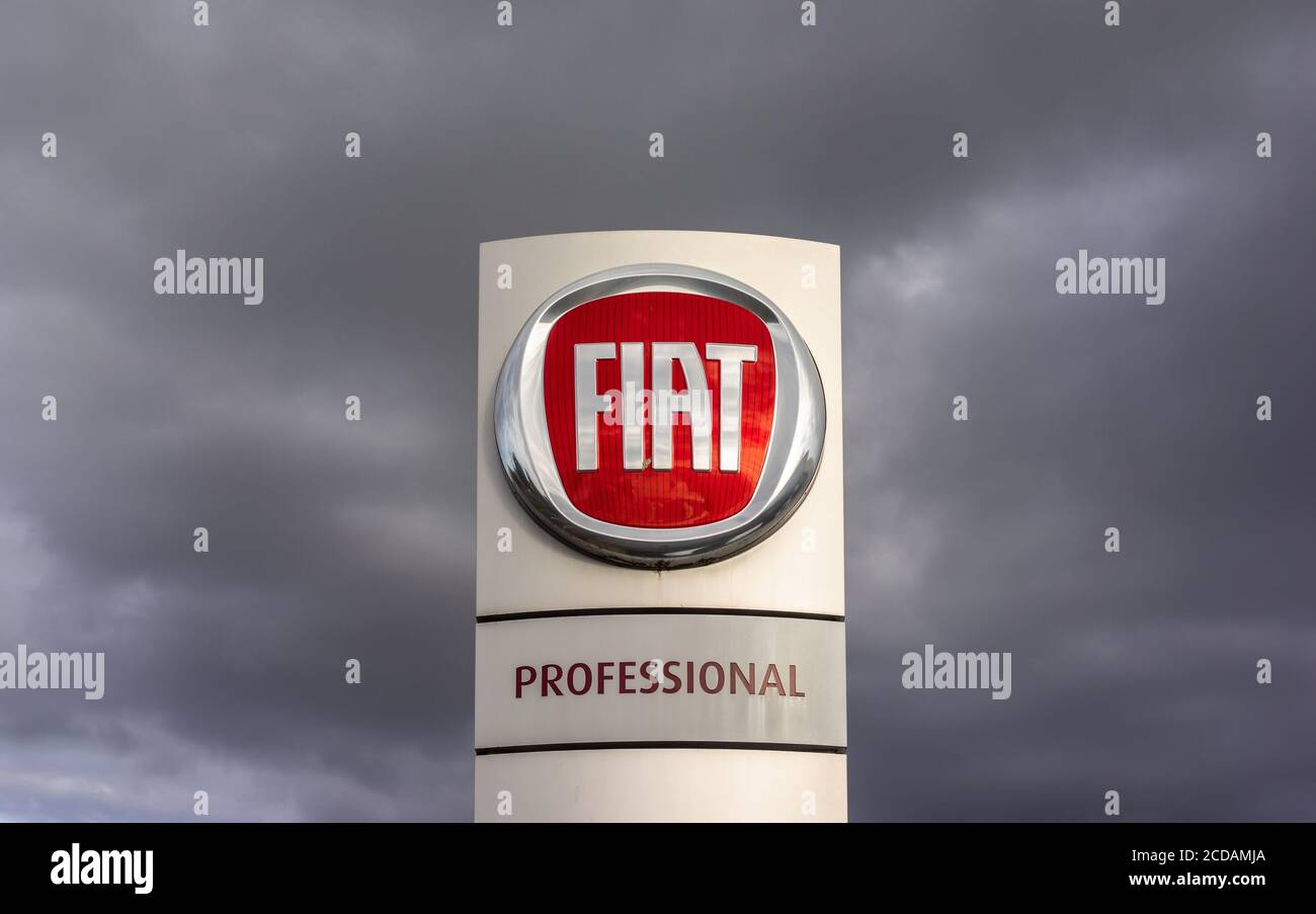 FIAT Professional Schild vor einem Fiat Autohändler Showroom umgeben von dunkelgrauen Wolken in Southampton, England, Großbritannien Stockfoto