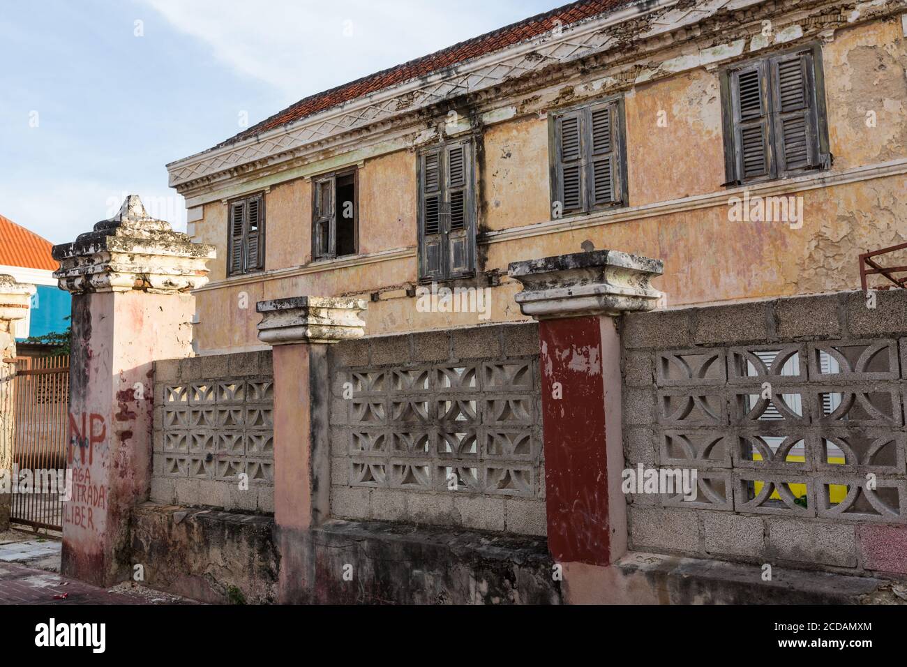 Ein verderbtes historisches Gebäude, das im Stadtteil Scharloo von Willemstad auf die Restaurierung wartet. Alle historischen Gebäude sind gesetzlich geschützt in Curacao. Th Stockfoto