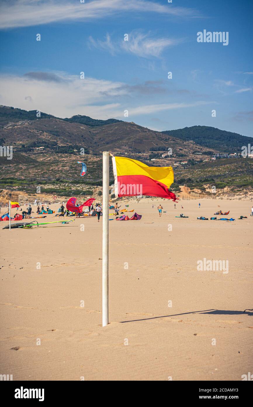 Warnflagge der Rettungsschwimmer, Strand mit einem Berg im Hintergrund, Cascais, Portugal Stockfoto