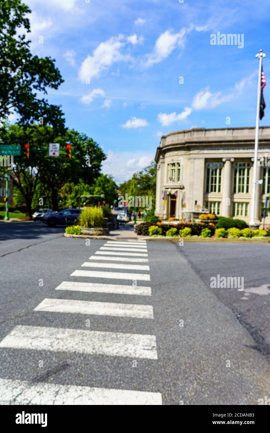 Lititz, PA, USA - 21. August 2020: Ein Fußgängerweg über die Hauptstraßen in der Innenstadt. Stockfoto