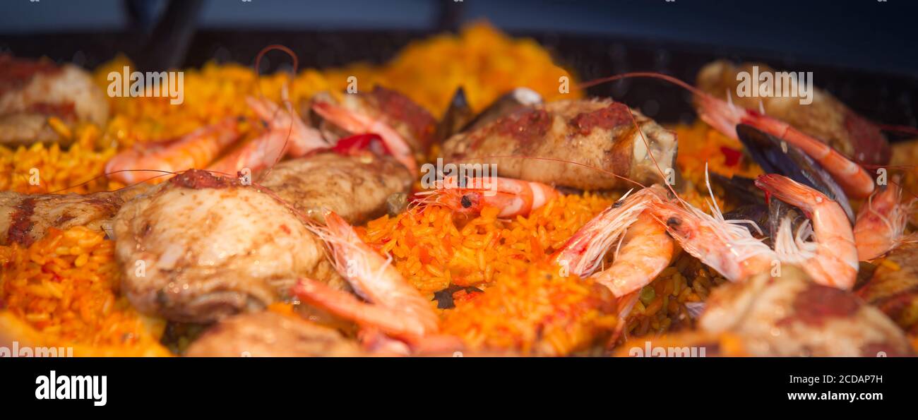 Großes Foto von Paella mit Garnelen Reis gebratenes Huhn und Muscheln Stockfoto
