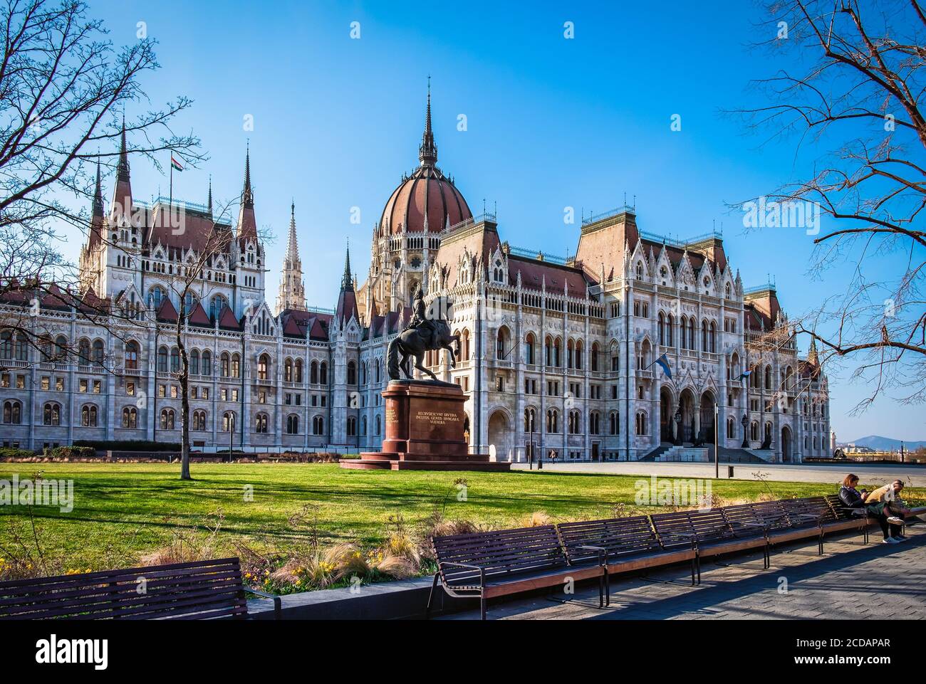 Budapest, Ungarn, März 2020, hintere façade des ungarischen Parlamentsgebäudes vom Kossuth Platz und der Reiterstatue Rakoczi Ferenc Stockfoto