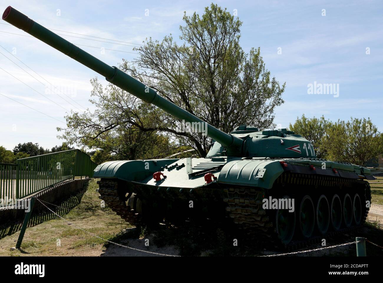 Der Hauptkampfpanzer T-72 wird im Museum ausgestellt.das Militärmuseum Zánka ist eine Ausstellung im Freien mit einer Vielzahl von Rüstungen, die von den ungarischen Verteidigungskräften verwendet werden. Zánka ist ein Dorf in Veszprém Grafschaft am Ufer des Plattensees, 150 km südwestlich der Hauptstadt Budapest, Ungarn. Stockfoto