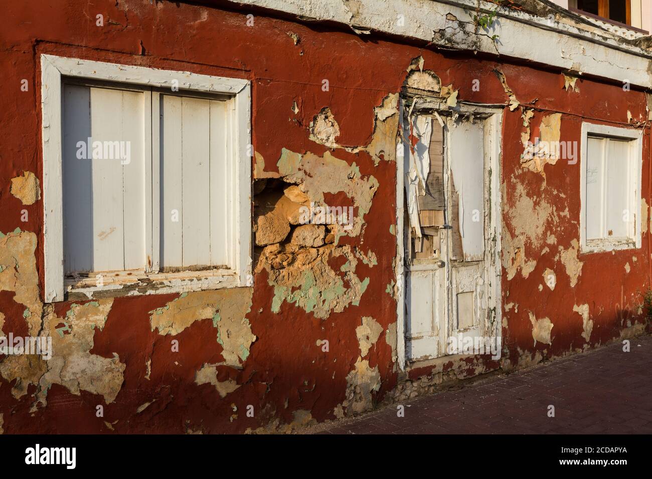 Ein verderbtes historisches Gebäude, das im Stadtteil Scharloo von Willemstad auf die Restaurierung wartet. Alle historischen Gebäude sind gesetzlich geschützt in Curacao. Th Stockfoto