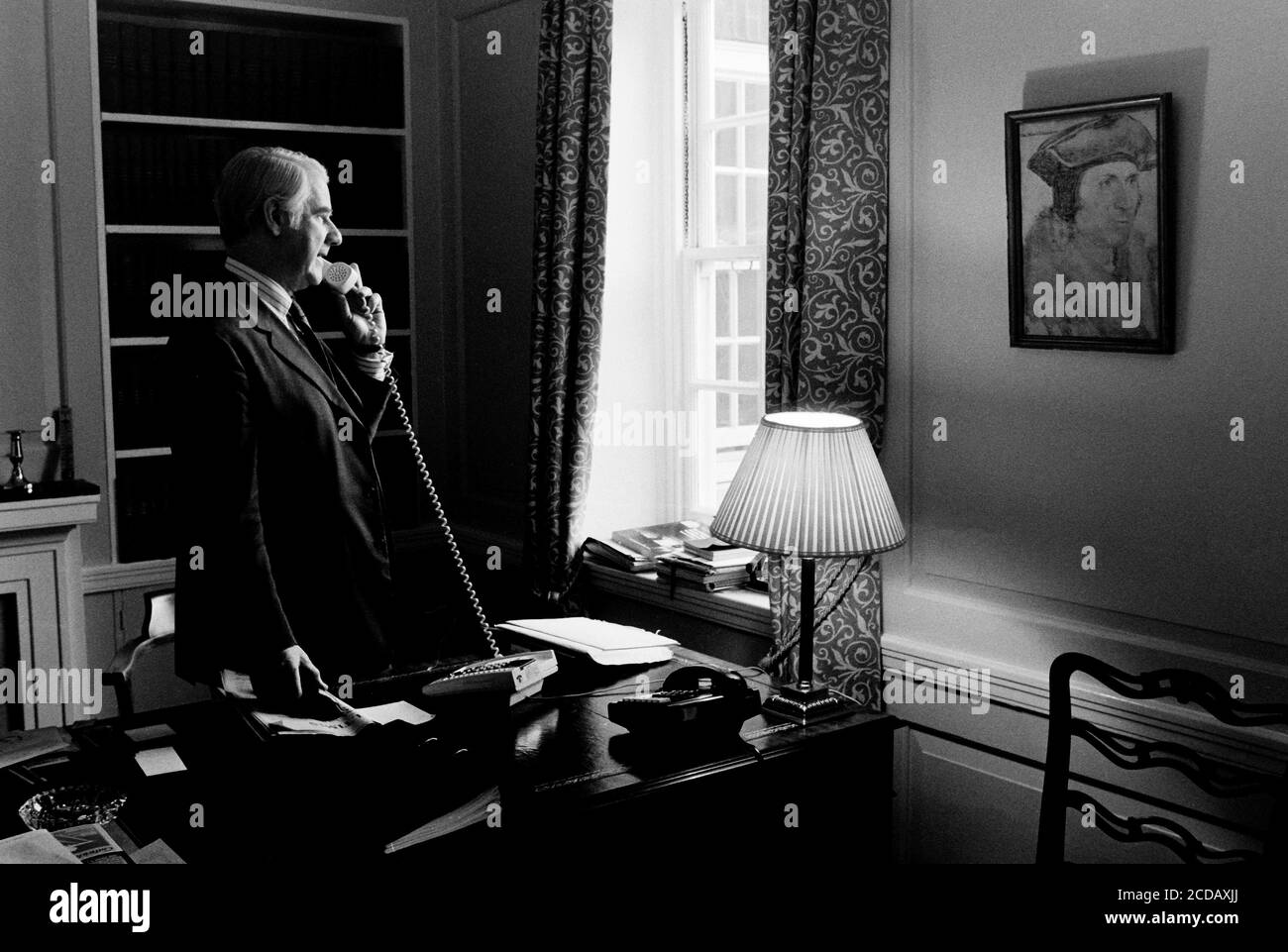 Desmond Fennell QC, Vorsitzender der Kings Cross Inquiry fotografiert in seinen Kammern im Crown Office Row, Temple, London. 27. Januar 1989. Foto: Neil Turner Stockfoto