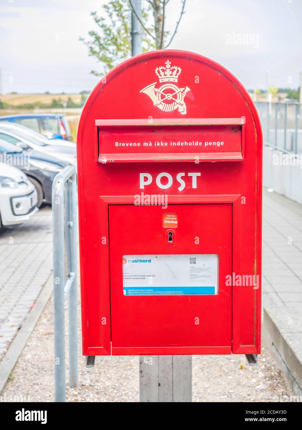 Red Vintage Mail Box auf einem lokalen Parkplatz Ein bewölktes Sommernachmittag Stockfoto