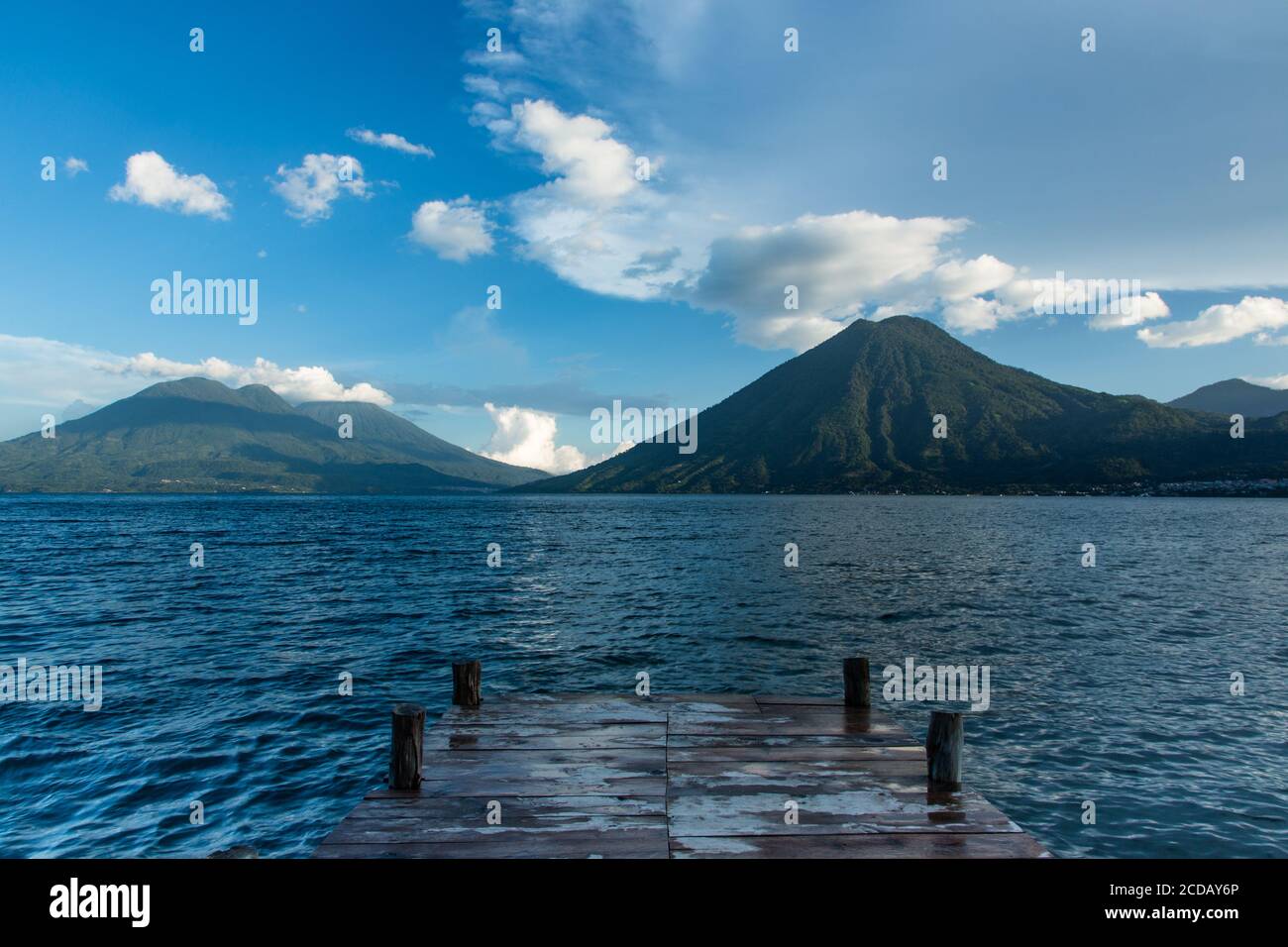 Atitlan See mit San Pedro Vulkan in der rechten Mitte und die Doppelgipfel des Toliman Vulkan auf der linken Seite. Der Gipfel des Vulkans Atitlan liegt hinter Toliman an Stockfoto Atitlan See mit San Pedro Vulkan in der rechten Mitte und die Doppelgipfel des Toliman Vulkan auf der linken Seite. Der Gipfel des Vulkans Atitlan liegt hinter Toliman an Stockfoto