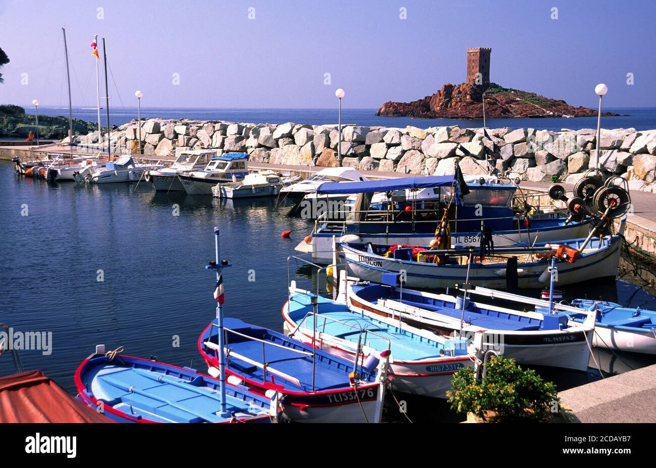 Kleiner Hafen le Poussai mit der goldenen Insel im Hintergrund Stockfoto