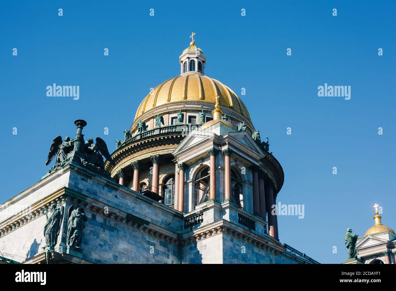 Goldene Kuppel der Isaakskathedrale in Sankt Petersburg, berühmtes Wahrzeichen der Stadt Stockfoto