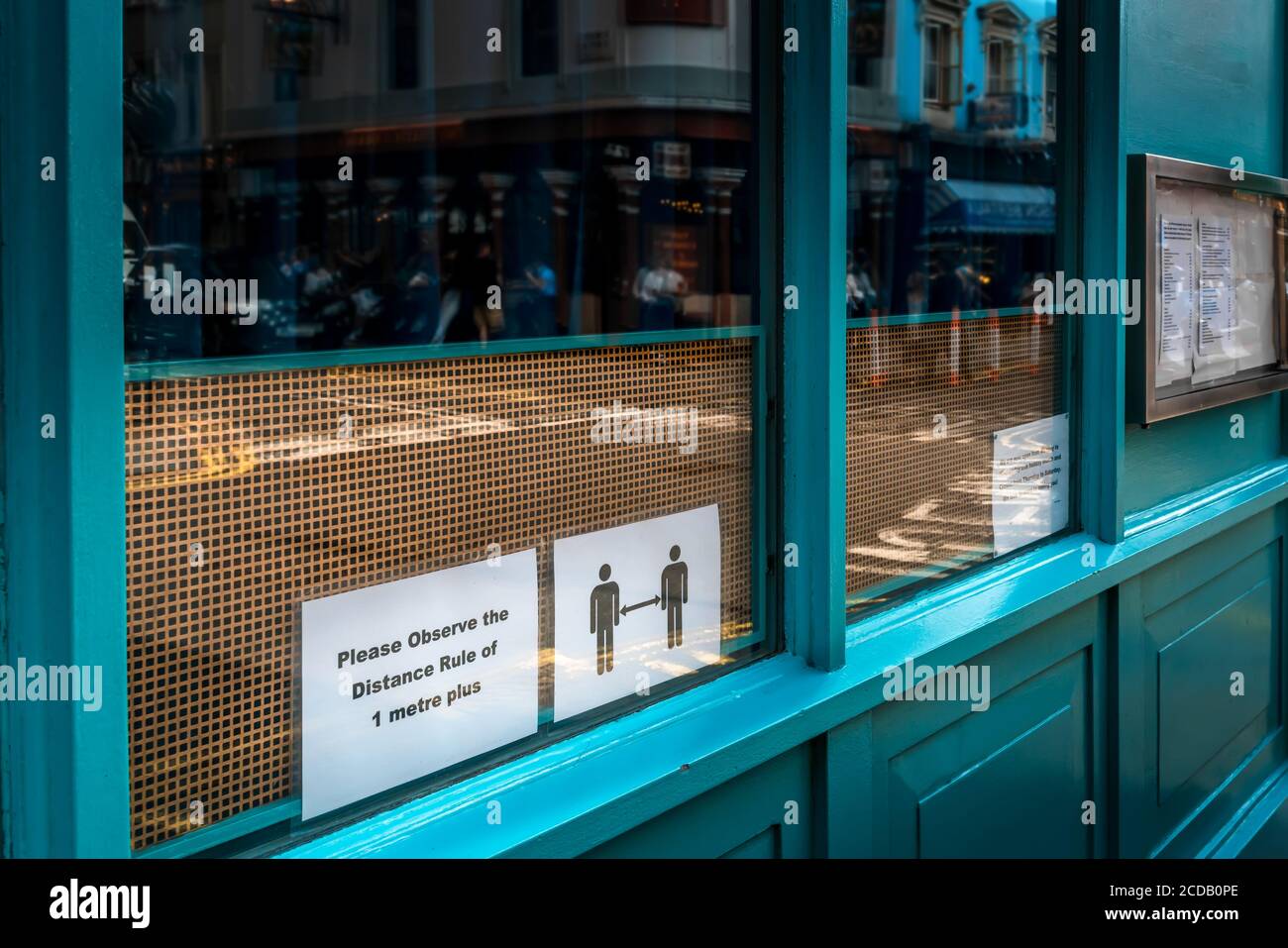 Social Distance Guidelines on Sign at Restaurant Window während der Covid in London, Großbritannien Stockfoto