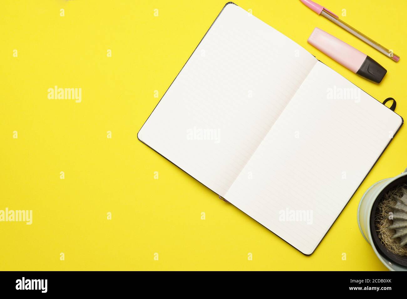 Arbeitsbereich mit Markierstift und Notizbuch auf gelbem Hintergrund. Flaches Design Stockfoto