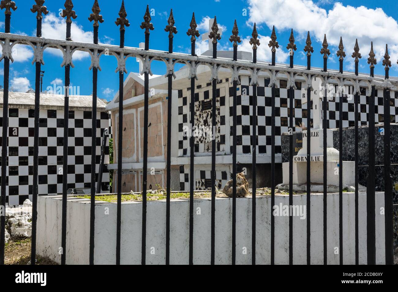 Checkered Gräber auf dem Friedhof in der Stadt von Morne a l'Eau auf der Insel Grande-Terre, Guadeloupe. Stockfoto