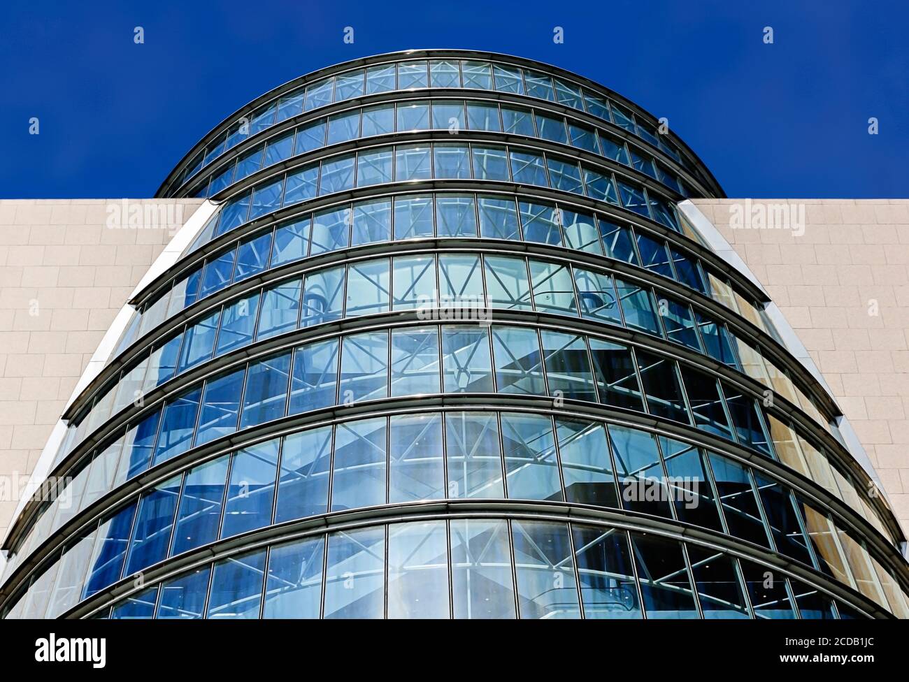 Blick auf das Convention Center Dublin (CCD), das vom irischen Architekten Kevin Roche entworfen wurde. Docklands. Dublin, Irland, Europa. Wolkenlos, Kopierbereich. Stockfoto
