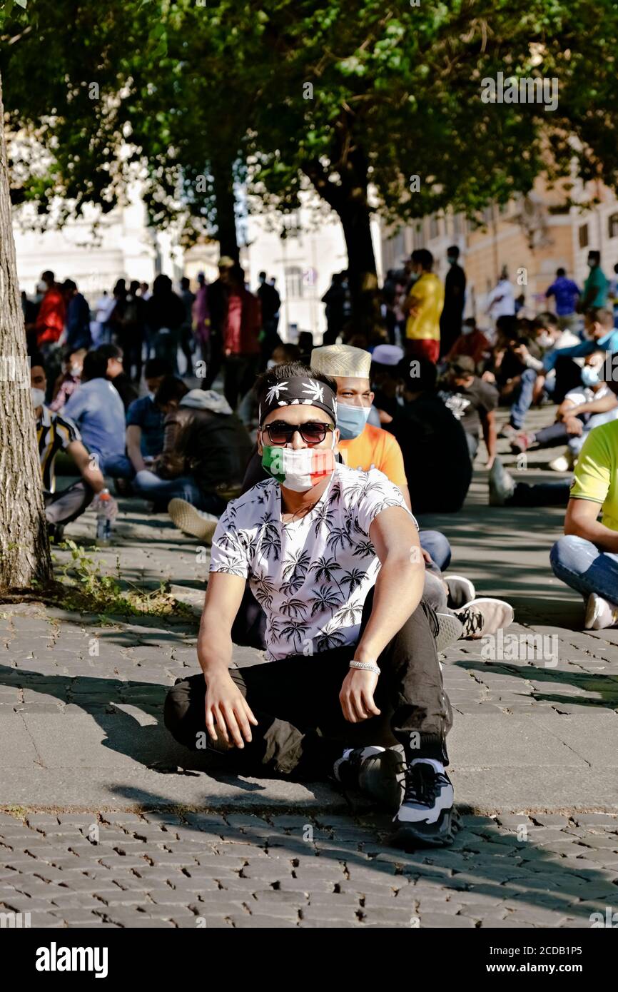 Nicht-EU-Einwanderer, die Covid 19 Masken tragen, während einer Demonstration, um eine Arbeitserlaubnis für Italien zu beantragen. Rom Italien, Europa, EU. Stockfoto