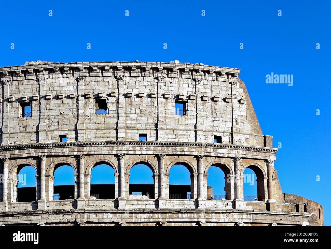 Nahaufnahme des Äußeren des Kolosseums (auch als Flavian Amphitheater bekannt) Colosseo. Klarer blauer Himmel, Kopierbereich. Rom, Latium, Italien, Europa. Stockfoto