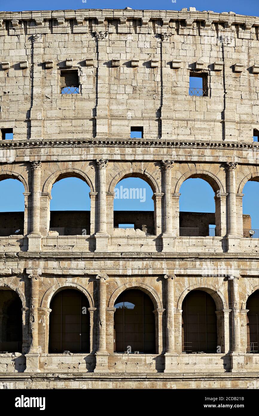 Nahaufnahme des Äußeren des Kolosseums (auch als Flavian Amphitheater bekannt) Colosseo. UNESCO-Weltkulturerbe. Rom, Latium, Italien, Europa Stockfoto