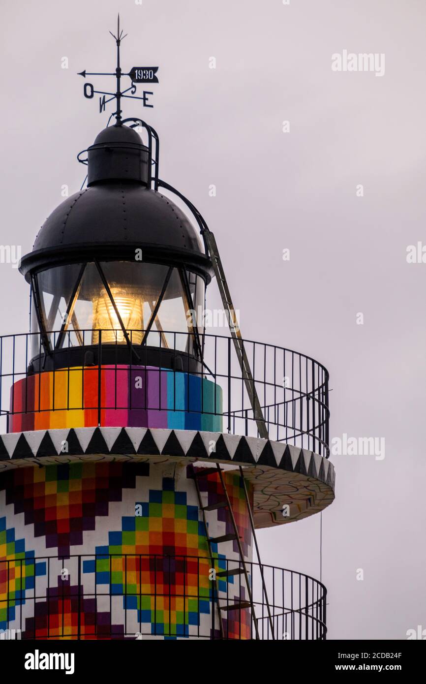 Der Künstler Okuda modernisiert die Navigation mit ihrer bunten Mischung in einem traditionellen Leuchtturm. Kantabrien, Spanien Stockfoto