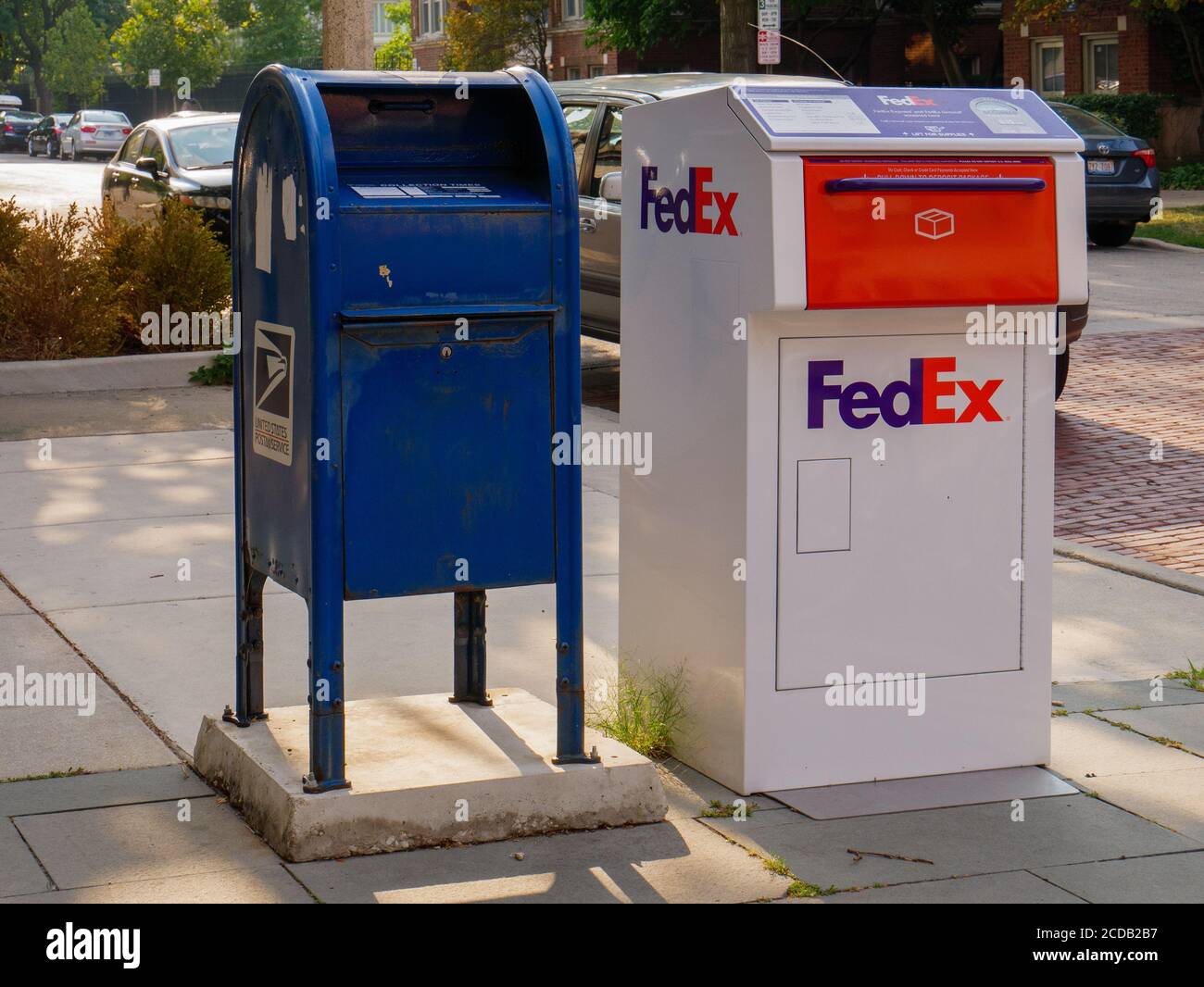 Federal Express Paket dropbox und U.S. Postal Service Mailbox. Oak Park, Illinois. Stockfoto