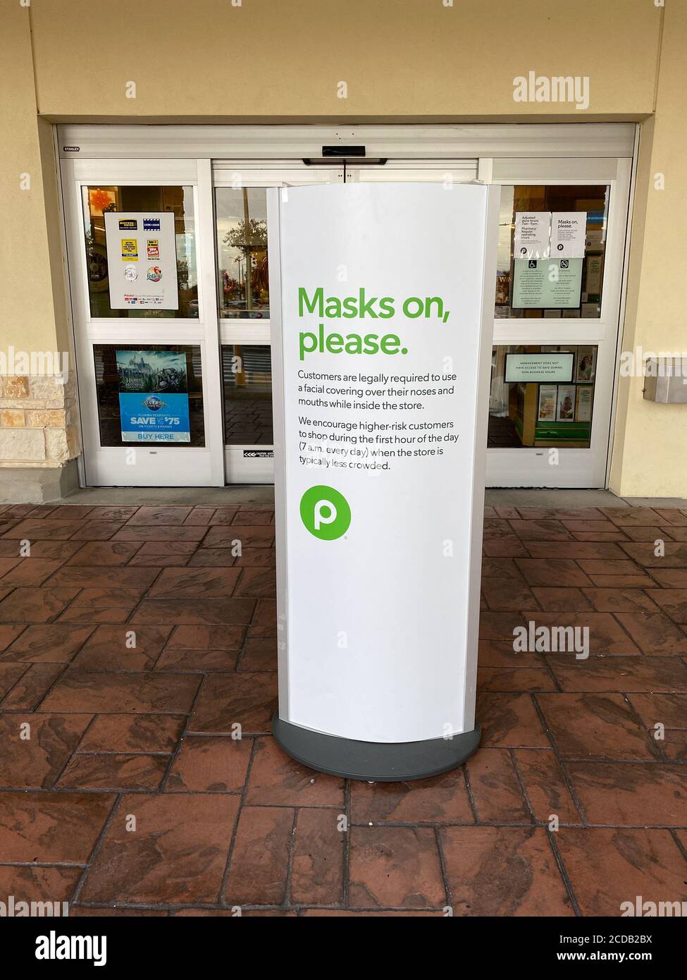Orlando, FL/USA- 7/23/20: Ein Gesichtsmasken erforderliches Schild an einem Publix Lebensmittelgeschäft in Lake Nona in Orlando, Florida. Stockfoto