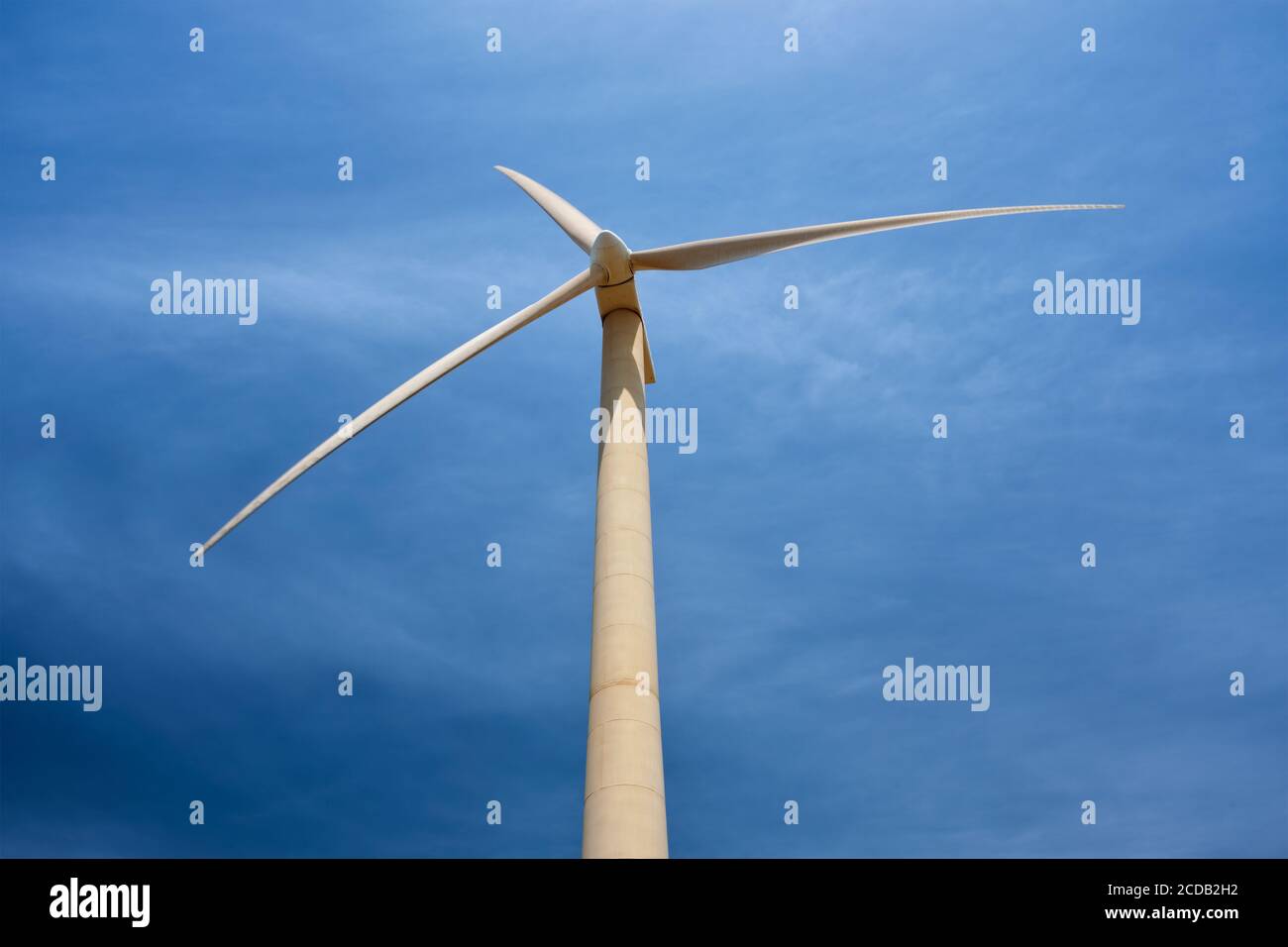 Windgenerator Turbine in Himmel Stockfoto