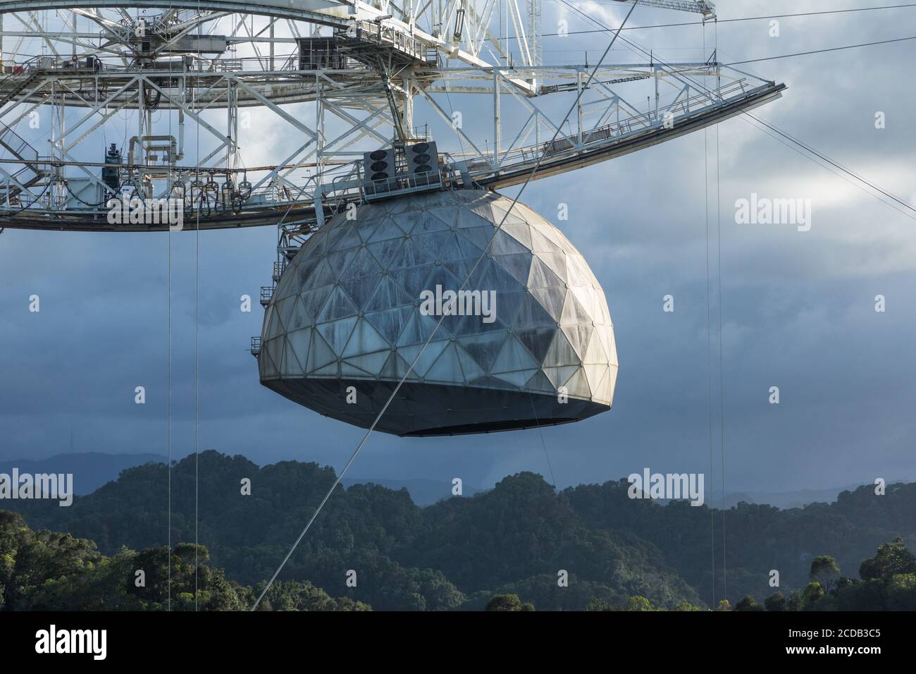 Der Reflektor der Gregorianischen Kuppel ist 490 Meter über der Radioteleskopschale des Arecibo Observatoriums in Puerto Rico aufgehängt. Stockfoto