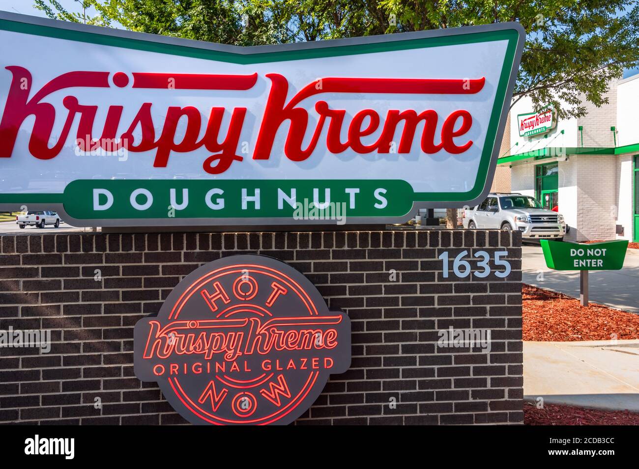 Krispy Kreme Donuts Shop mit Drive-Thru Bestellung in Snellville (Metro Atlanta), Georgia. (USA) Stockfoto