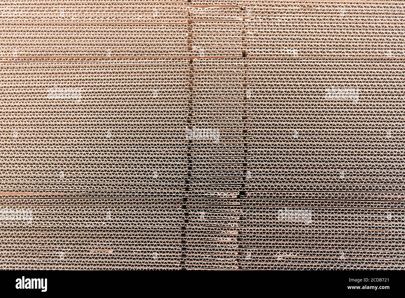 Detail einer Wellpappe in Blättern gestapelt. Stockfoto